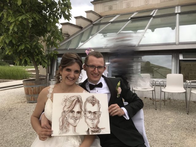 Gäste präsentieren ein fertiges Portrait auf einer Veranstaltung