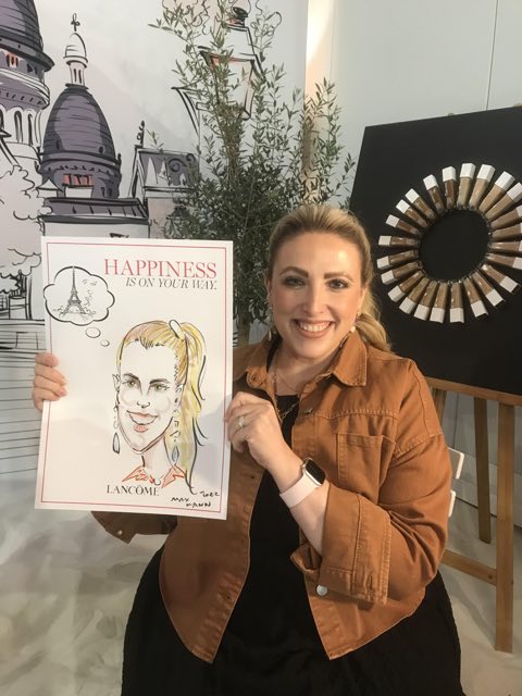 Max zeigt eine live fertiggestellte Zeichnung auf einer Veranstaltung